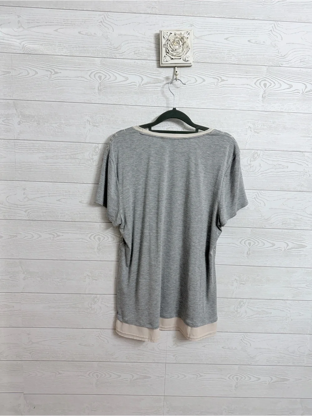 White House Black Market Gray Knit Gold Glitter Tee with Cream Accents. Size L - Picture 2 of 5
